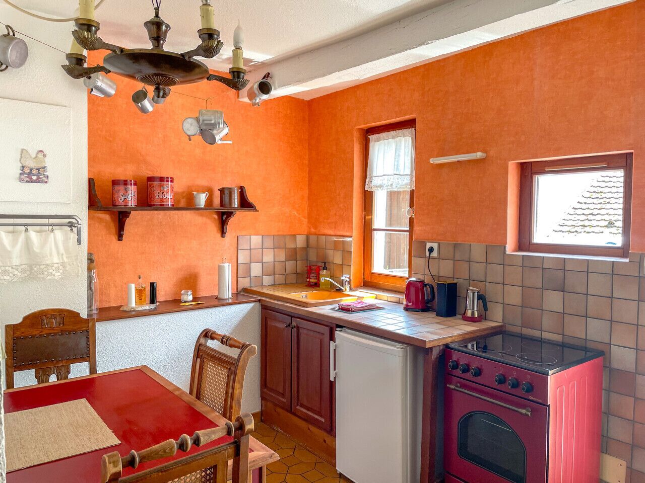 Refrigerador, horno, parrilla de estufa y cafetera y tetera 