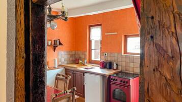 Réfrigérateur, four, plaque de cuisson, cafetière/bouilloire