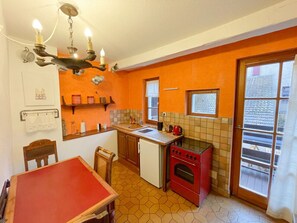 Fridge, oven, stovetop, coffee/tea maker