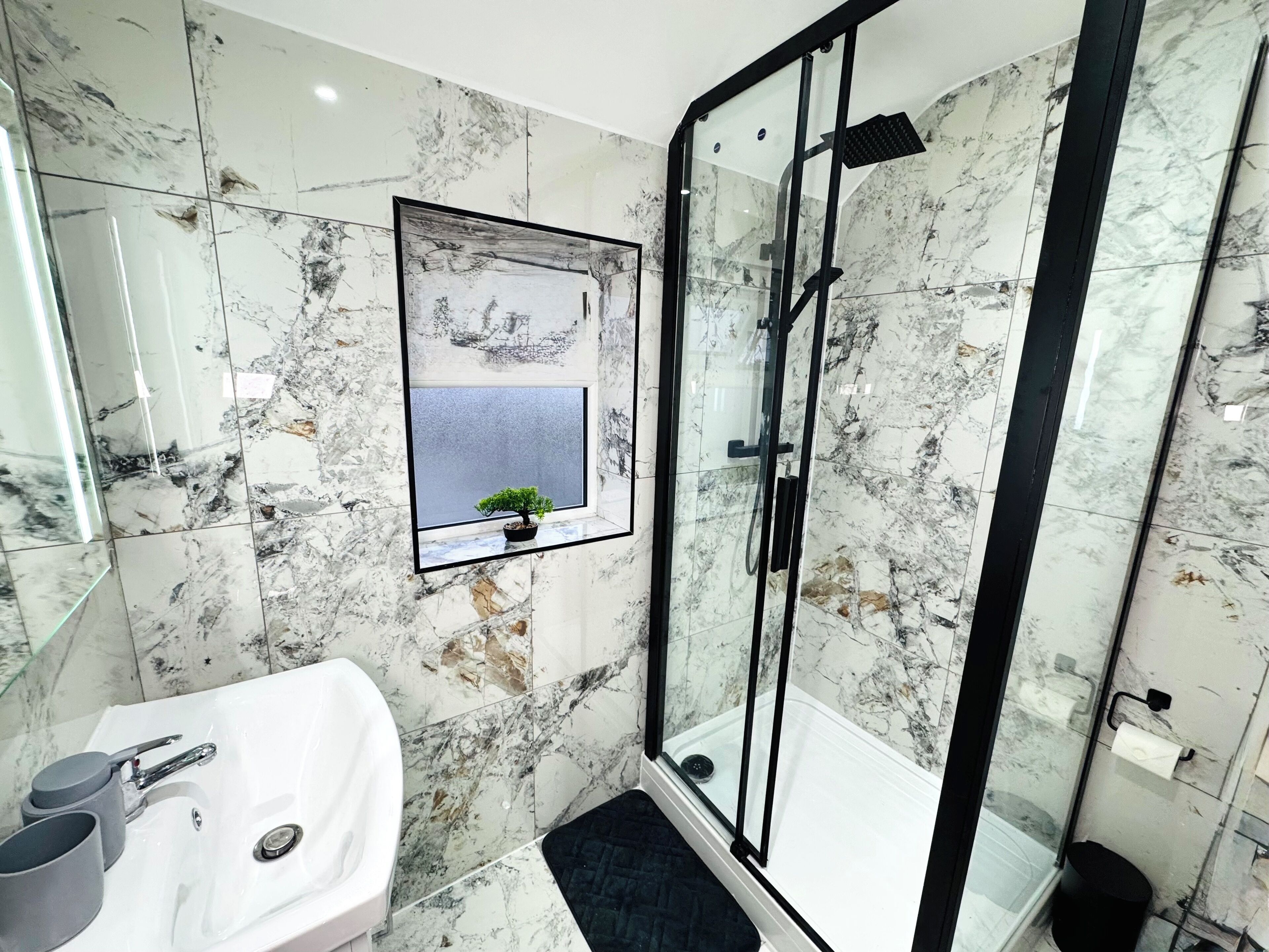 Douche, serviettes fournies, savon, papier toilette
