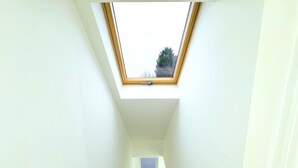 A narrow stairway with a skylight at the top. - Stylish Stay in Birmingham (Oldbury)