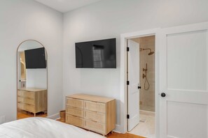 3 bedrooms, iron/ironing board, free WiFi, bed sheets - The Saint's Suite - brand new 3 Bed/3 EnSuite Bath, 1 Block to King (Charleston)