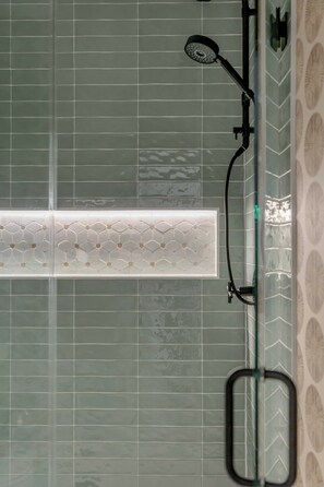 Shower, hair dryer, towels, soap - The Saint's Suite - brand new 3 Bed/3 EnSuite Bath, 1 Block to King (Charleston)