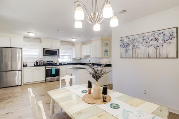 Fridge, microwave, oven, stovetop - Weekend getaway with friends, a romantic retreat with your significant other, or a family vacation! (Gulfport)