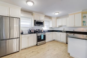 Fridge, microwave, oven, stovetop - Weekend getaway with friends, a romantic retreat with your significant other, or a family vacation! (Gulfport)