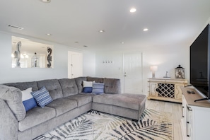 Smart TV, fireplace - Weekend getaway with friends, a romantic retreat with your significant other, or a family vacation! (Gulfport)