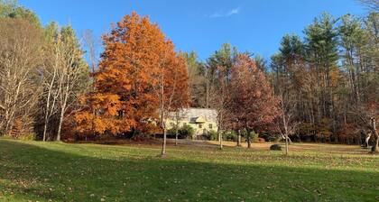 Cozy Retreat in the Berkshires - Cherry Room in Orchard Guest House