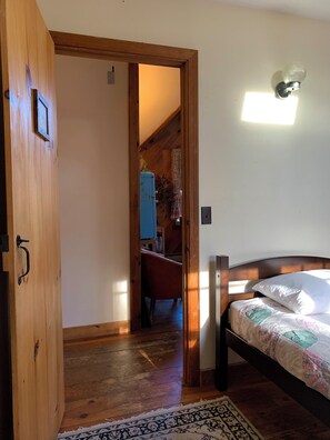 WiFi - Cozy Farmhouse Retreat in the Berkshires - Chocolog Room (Rowe)