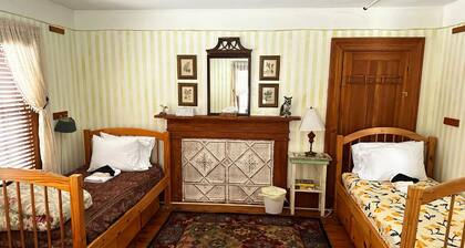 Cozy Retreat in historic Farmhouse - Tranquility Room