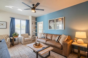 Una Smart TV, un futbolín, una mesa de tenis de mesa