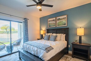 2 dormitorios, tabla de planchar con plancha, cuna de viaje