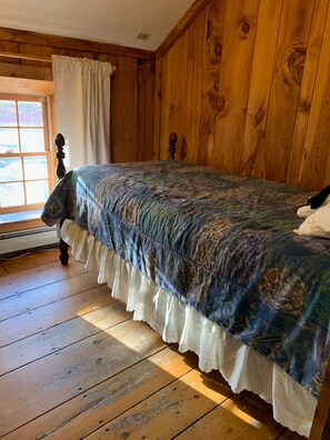1 bedroom, WiFi - Cozy Farmhouse Retreat - Monk’s Room (Rowe)