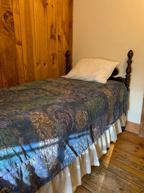 1 bedroom, WiFi - Cozy Farmhouse Retreat - Monk’s Room (Rowe)