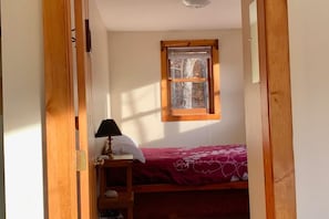 1 bedroom, WiFi - Cozy Retreat in the Berkshires - Prue Berry Room in Orchard Guest House (Rowe)