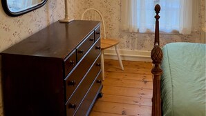 1 bedroom, WiFi - Cozy Farmhouse Retreat - Judy’s Room (Rowe)