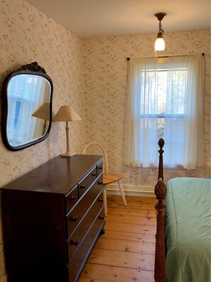 1 bedroom, WiFi - Cozy Farmhouse Retreat - Judy’s Room (Rowe)