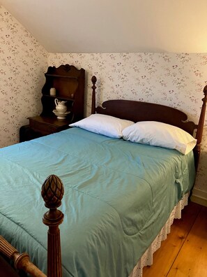 1 bedroom, WiFi - Cozy Farmhouse Retreat - Judy’s Room (Rowe)