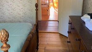 1 bedroom, WiFi - Cozy Farmhouse Retreat - Judy’s Room (Rowe)