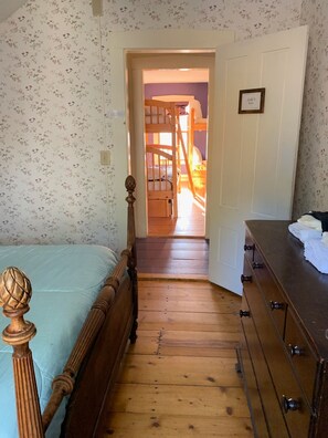 1 bedroom, WiFi - Cozy Farmhouse Retreat - Judy’s Room (Rowe)