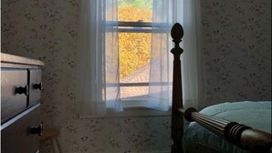 1 bedroom, WiFi - Cozy Farmhouse Retreat - Judy’s Room (Rowe)