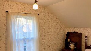 1 bedroom, WiFi - Cozy Farmhouse Retreat - Judy’s Room (Rowe)