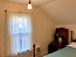 1 bedroom, WiFi - Cozy Farmhouse Retreat - Judy’s Room (Rowe)