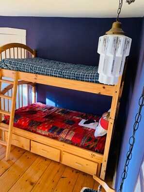 1 bedroom, WiFi - Cozy Farmhouse Retreat - Ram Dass Room (Rowe)