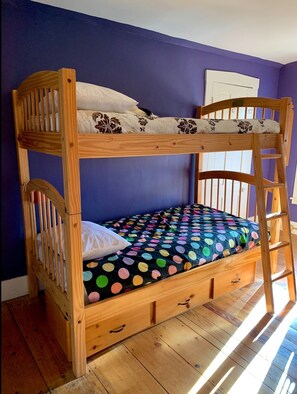 1 bedroom, WiFi - Cozy Farmhouse Retreat - Ram Dass Room (Rowe)