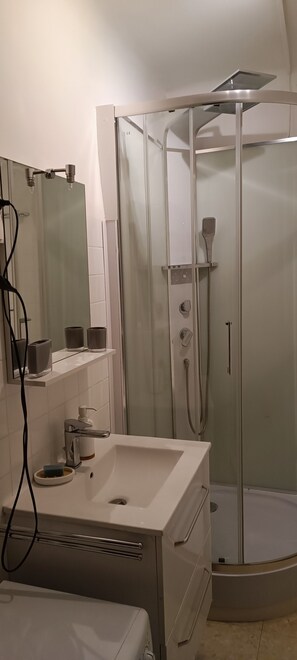 ヘアドライヤー、タオル、石鹸、トイレットペーパー