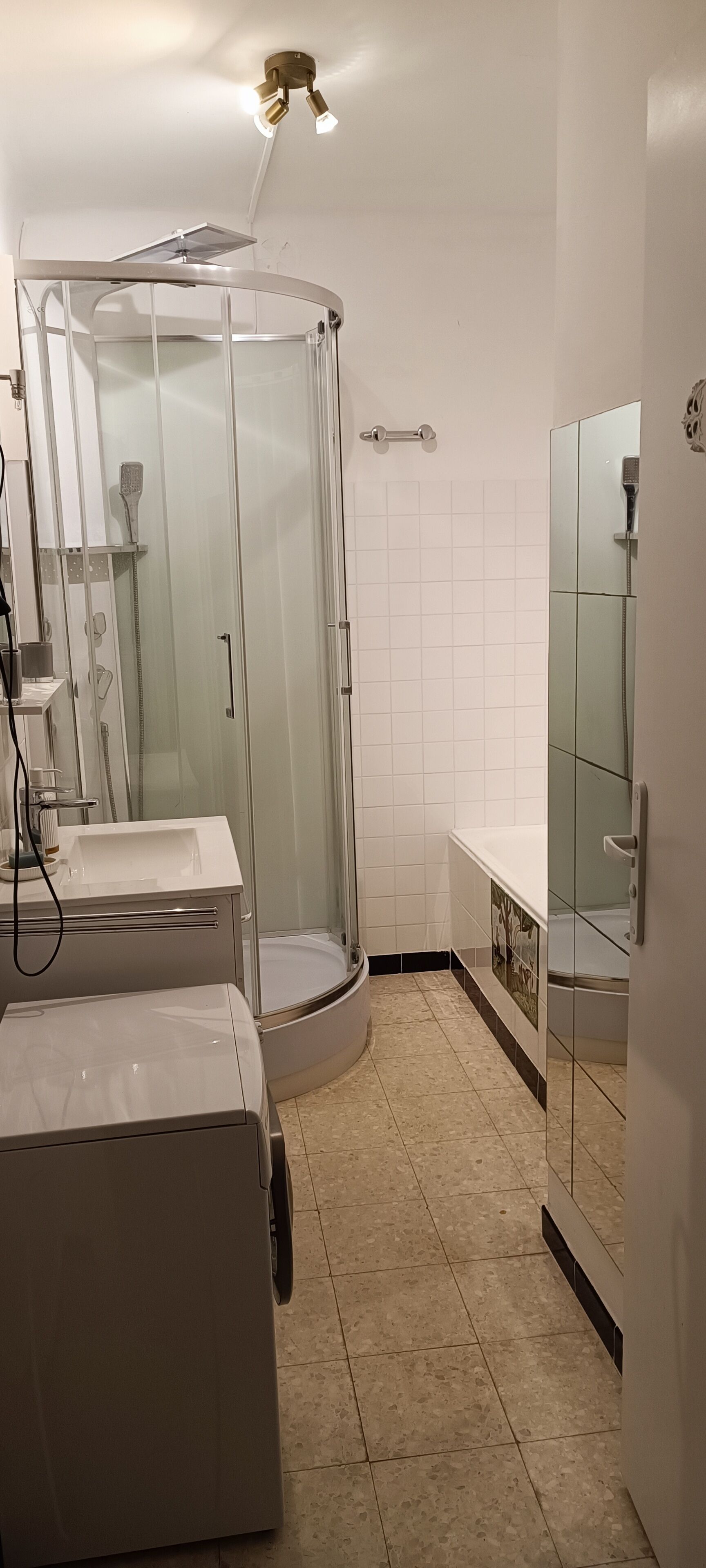 Hårtork, handdukar, tvål och toalettpapper