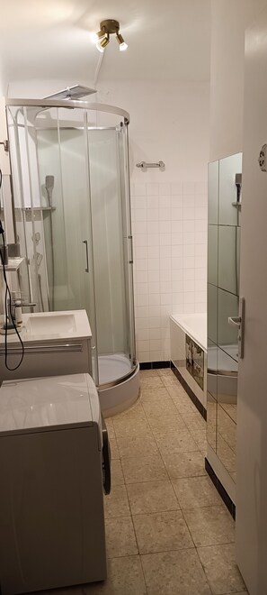 Sèche-cheveux, serviettes fournies, savon, papier toilette