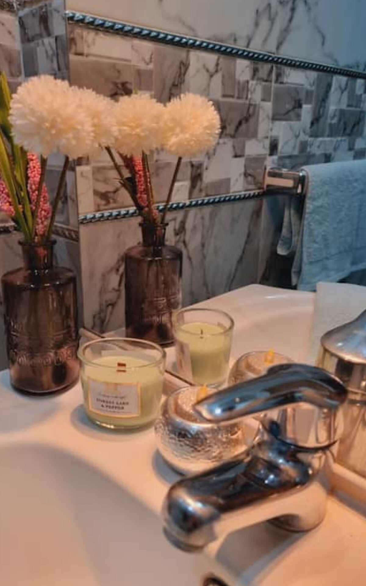 Een douche, handdoeken, toiletpapier