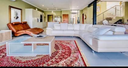 4 Bedroom Lake Villa with Boat, Hartebees
