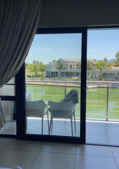 4 Bedroom Lake Villa with Boat, Hartebees