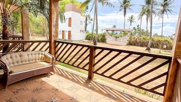 Standard Double or Twin Room, Lanai, Garden View | Living area
