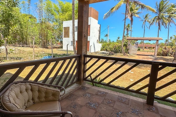 Quarto quádruplo standard, varanda coberta, vista para o jardim | Área de estar