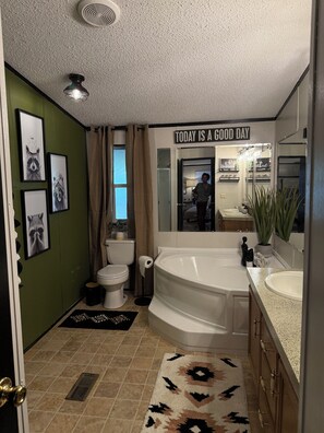 Jetted tub, hair dryer, towels, soap - 3-bedroom country home remodeled in charming Keithville Ranch with AC, wi-fi.   (Keithville)