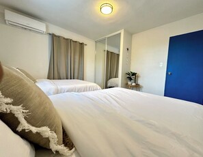 4 bedrooms, iron/ironing board, WiFi, bed sheets