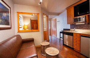 Televisie, een open haard en een tafeltennistafel