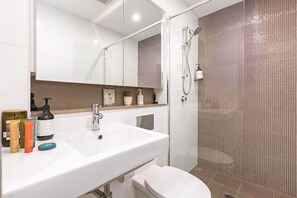 Hair dryer - Urban Oasis in Waterloo With Private Balcony (Waterloo)