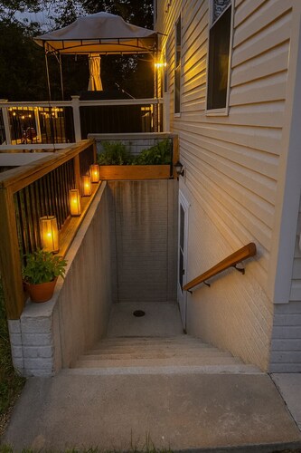 Charming Lower Level Guest Unit, Fully Equipped Kitchen, WiFi, Free onsite park