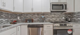 Charming Lower Level Guest Unit, Fully Equipped Kitchen, WiFi, Free onsite park