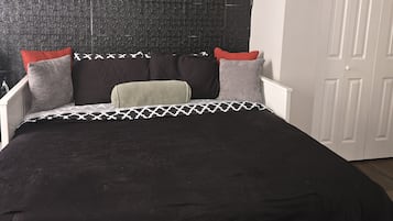 1 bedroom, desk, WiFi, bed sheets