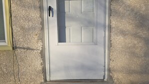 A white door with a 'WELCOME' sign above it. - Tranquil corporate Rental in lovely Minneapolis with WiFi (Minneapolis)