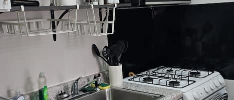 Refrigerador, microondas, horno y parrilla de estufa