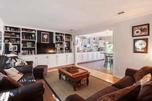 TV connectée, cheminée, livres