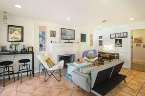 TV connectée, cheminée, livres