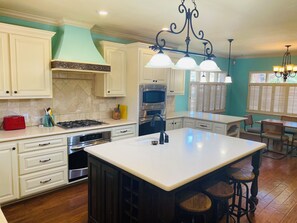 Kylskåp, mikrovågsugn, ugn och spishäll