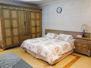 2 bedrooms, desk, iron/ironing board, WiFi