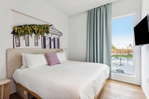 12 chambres, bureau, fer et planche à repasser, lit parapluie